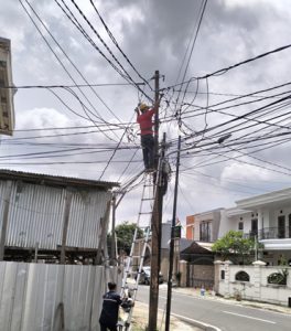 Pemasangan kabel udara