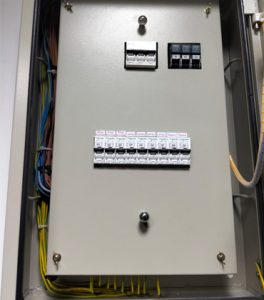 Pemasangan panel distribusi